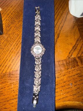 VINTAGE ARIEL PRAYER TIME ANGEL CHERUB QUARTZ WATCH SILVER TONE + RHINESTONES